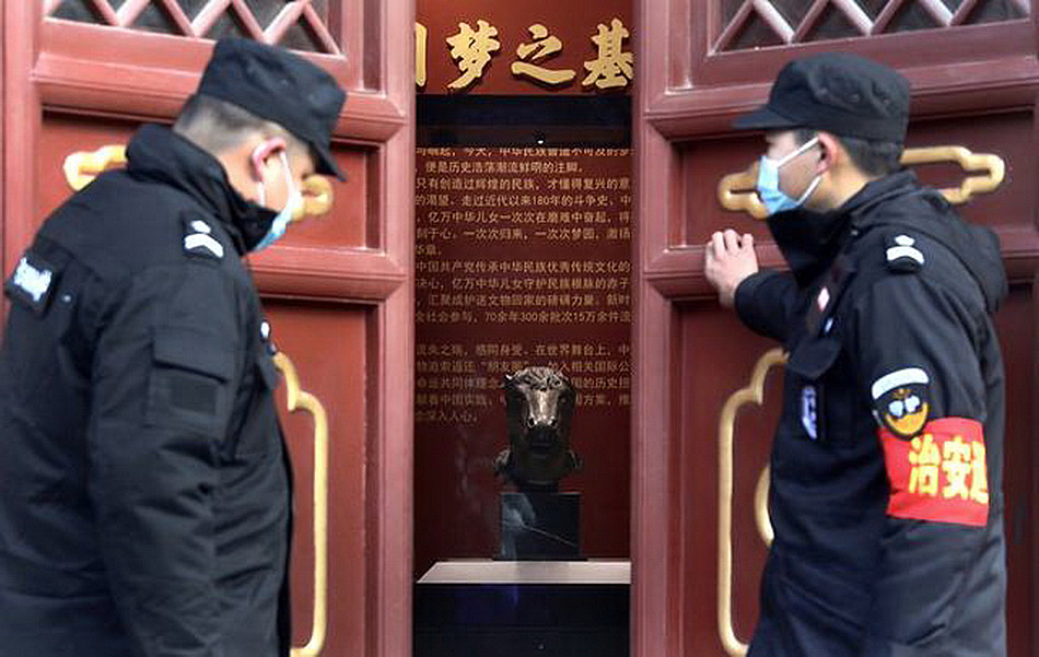 12月1日，拍摄在圆明园正觉寺展出的马首。 中国日报记者 邹红 摄.jpeg