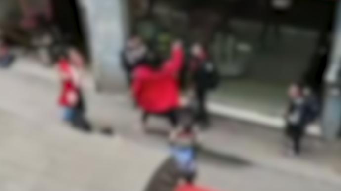 重庆一女子当街掌掴多个“红领巾”，知情人：警方已介入