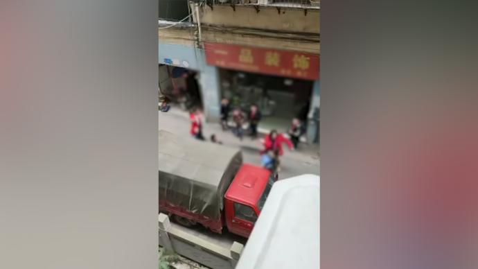 重庆一家长怀疑女儿被欺负当街掌掴6名学生，被行拘15日