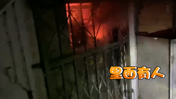 广州一住宅楼失火，消防员救出受困男子