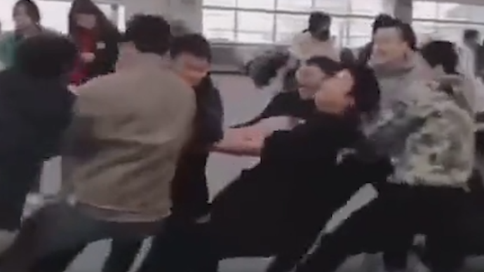 西安體育學(xué)院學(xué)生拔河,繩子被當(dāng)場(chǎng)拔斷
