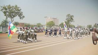 中非共和国举行国庆节阅兵式，展示军队重建成果