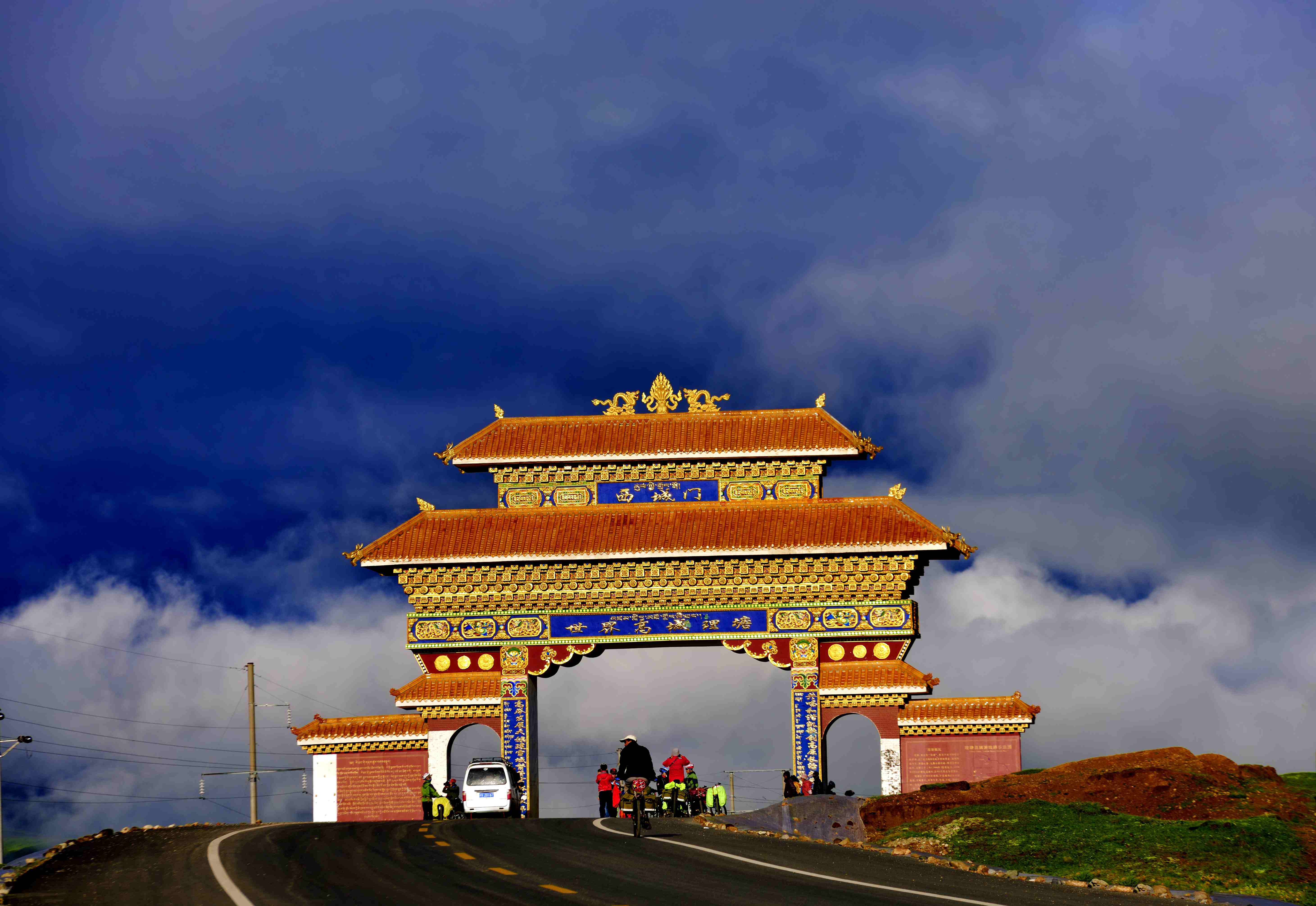 四川省甘孜藏族自治州,世界高城四川甘孜理塘县人民视觉 图