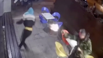 乌拉圭休假警察连开数枪击退歹徒，手中冰淇淋一滴未洒