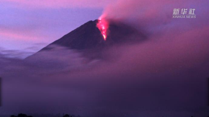 印尼东爪哇塞梅鲁火山喷发，当地居民紧急撤离