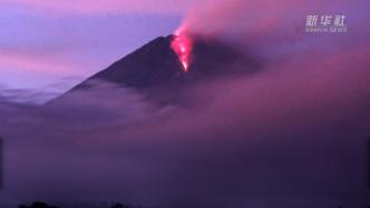 印尼东爪哇塞梅鲁火山喷发，当地居民紧急撤离