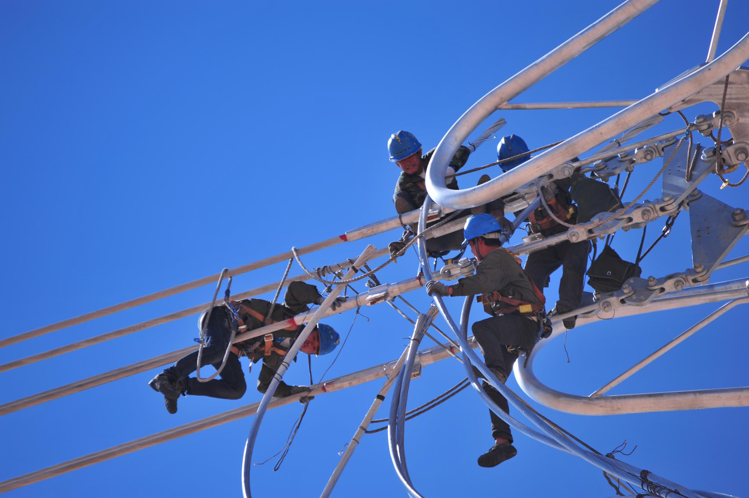 河西750千伏第三回线加强工程施工人员在高空作业
