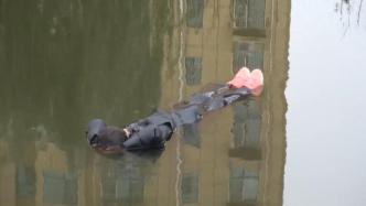 德州一女子掉进湖里，抱头仰面漂浮等救援