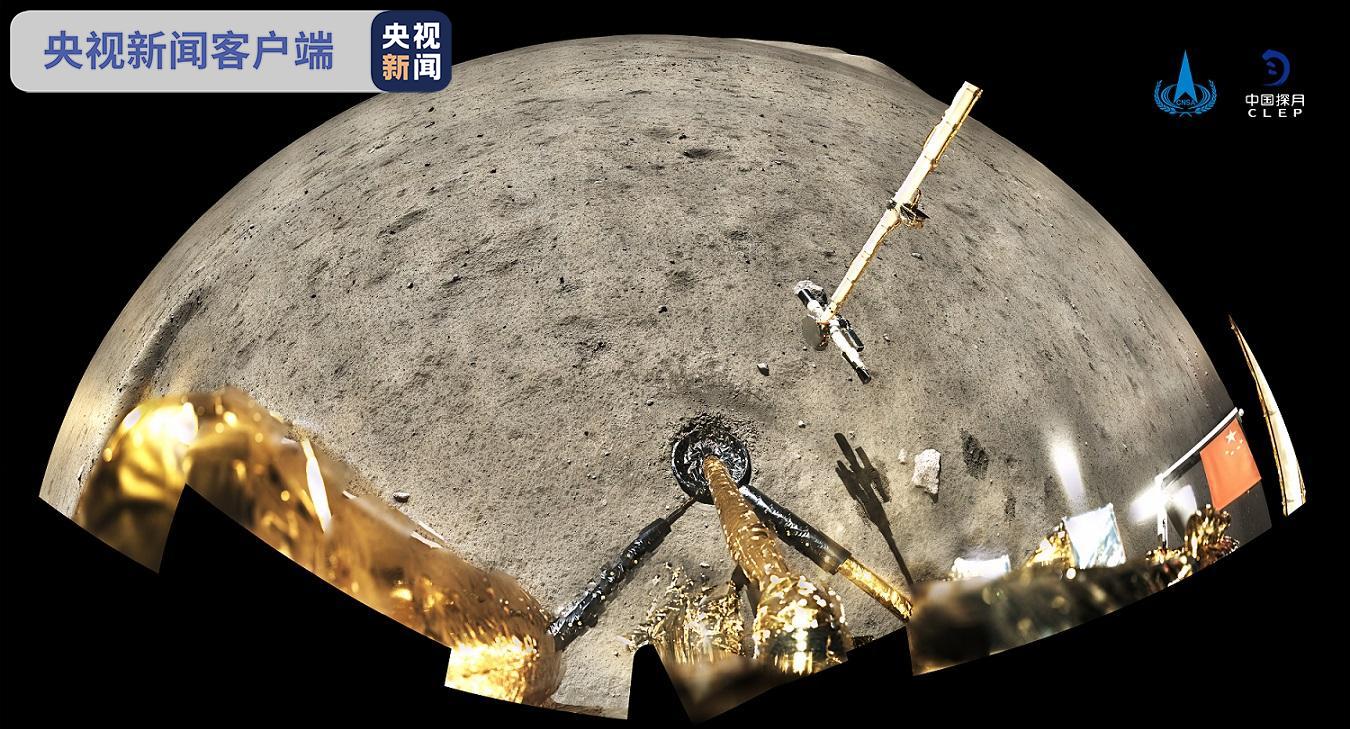 △嫦娥五号着陆器和上升器组合体全景相机环拍成像,五星红旗在月面成功展开,此外图像上方可见已完成表取采样的机械臂及采样器。