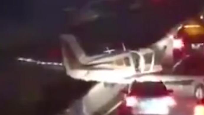 美国一架飞机迫降滑行数十米，上演“高速追尾”撞上汽车