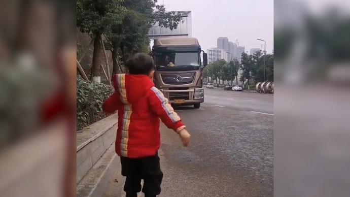 3岁男童天桥等待爸爸运输车经过，只为喊一声爸爸