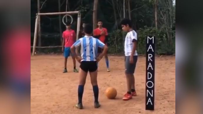 印度少年致敬马拉多纳，重现“不可能进球”