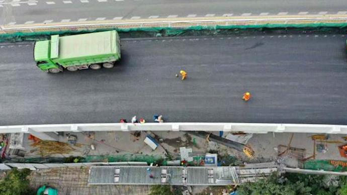 广东洛溪大桥拓宽工程发生滑落事件，3车受损