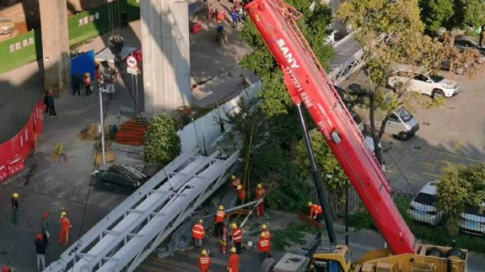 广州在建洛溪大桥人行桥垮塌致三车受损，暂无人员伤亡