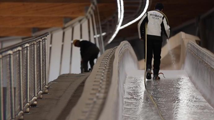 2022冬奥会前奏：这群制冰师造出中国首条雪车雪橇赛道