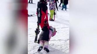 可爱！家长单手拎3岁女儿上雪场
