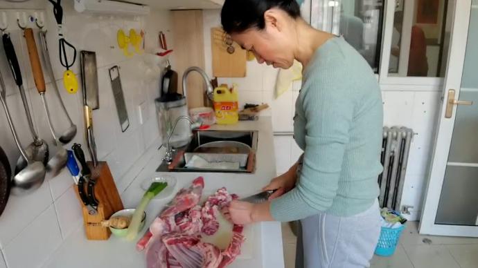 援鄂護士生日當(dāng)天收到蒙古國羊肉:包餃子與家人共享
