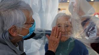 早安·世界｜法国医院设“泡泡舱”，探视人员可抚摸老年病患