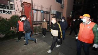 解封背后：做完浦东营前村志愿者，他又穿上新生小区冲锋马甲