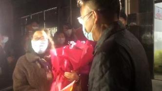 上海中风险地区清零，营前村党总支书记给妻子送上玫瑰花