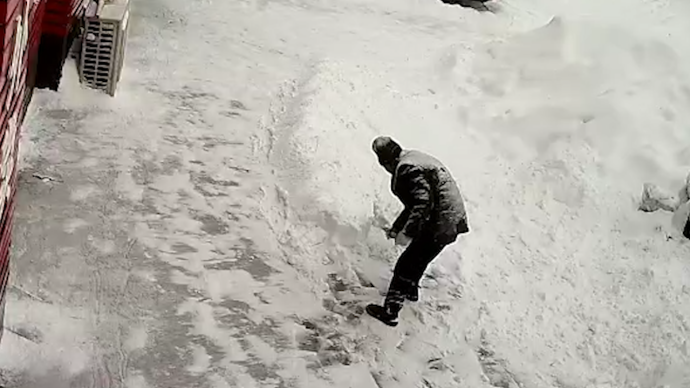 八旬拾荒老人清晨饭店门前扫雪，老板：或为感谢平日赠饭