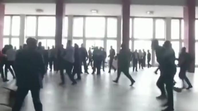 剛果（金）議會(huì)爆發(fā)群架混戰(zhàn)，議員怒砸桌椅