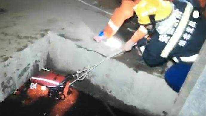 男子掉进5米深污水井，消防员三次下潜施救
