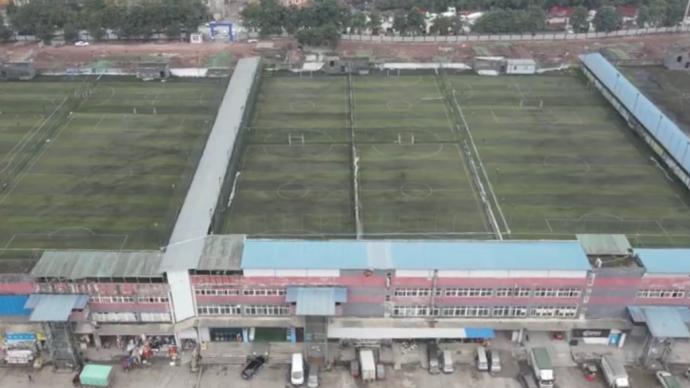 壮观 重庆3楼楼顶建2万平方米空中足球场