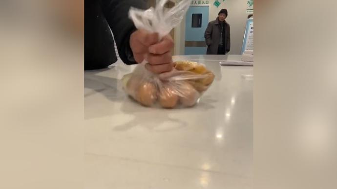 臨泉“霸道總裁范”爺爺，攢雞蛋硬塞給值班護(hù)士