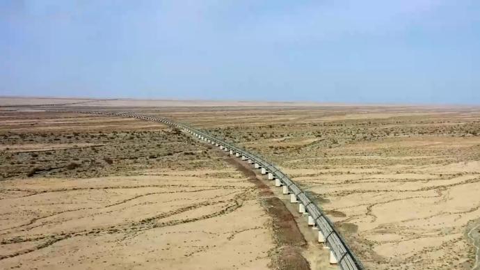 坐着火车从沙漠上高原，新疆格尔木至库尔勒铁路开通