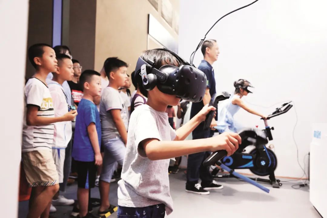 2019年8月27日，小朋友在中国国际智能产业博览会现场体验VR虚拟游戏。随着5G、VR等技术的发展，其为媒体融合提供了技术支撑与保障。图/传播君 潘树琼 摄