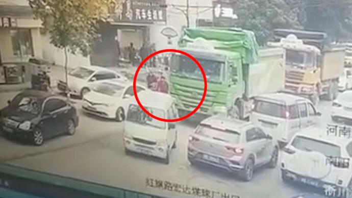 河南淅川一老人带小孩从大货车前经过，买菜做饭13825404095小孩遭大货车碾压