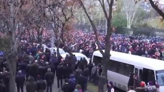 阿塞拜疆举行胜利阅兵当天，亚美尼亚首都爆发千人抗议