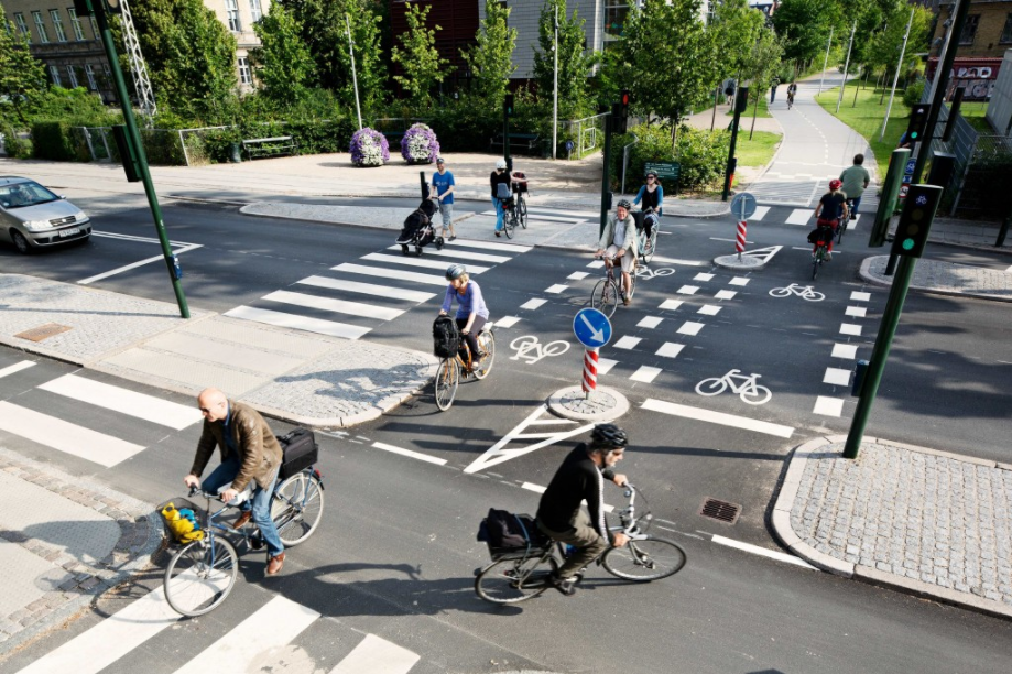交通设施︱骑自行车过马路被罚,规定是否合理?