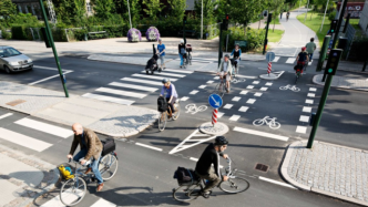 交通设施︱骑自行车过马路被罚，规定是否合理？