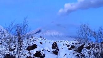 欧亚大陆最高火山再次“苏醒”，喷出6000米高灰柱