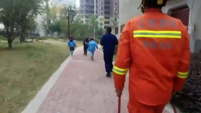 消防出警途中，4名“红领巾”主动带路