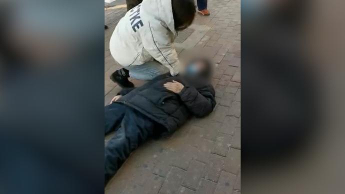 老人街头晕倒，哈尔滨女护士零下十几度跪地施救