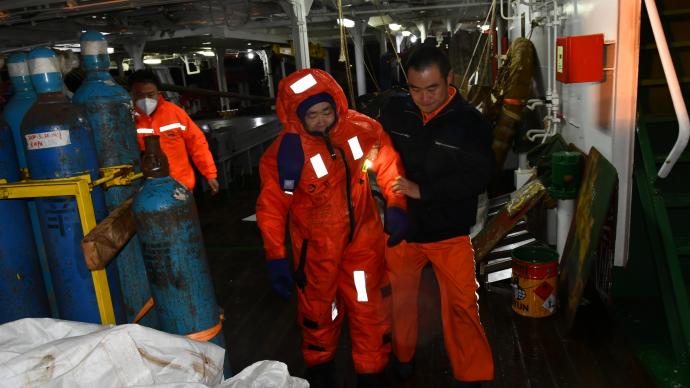 长江口集装箱船碰撞一船沉没，3死5失踪8人获救