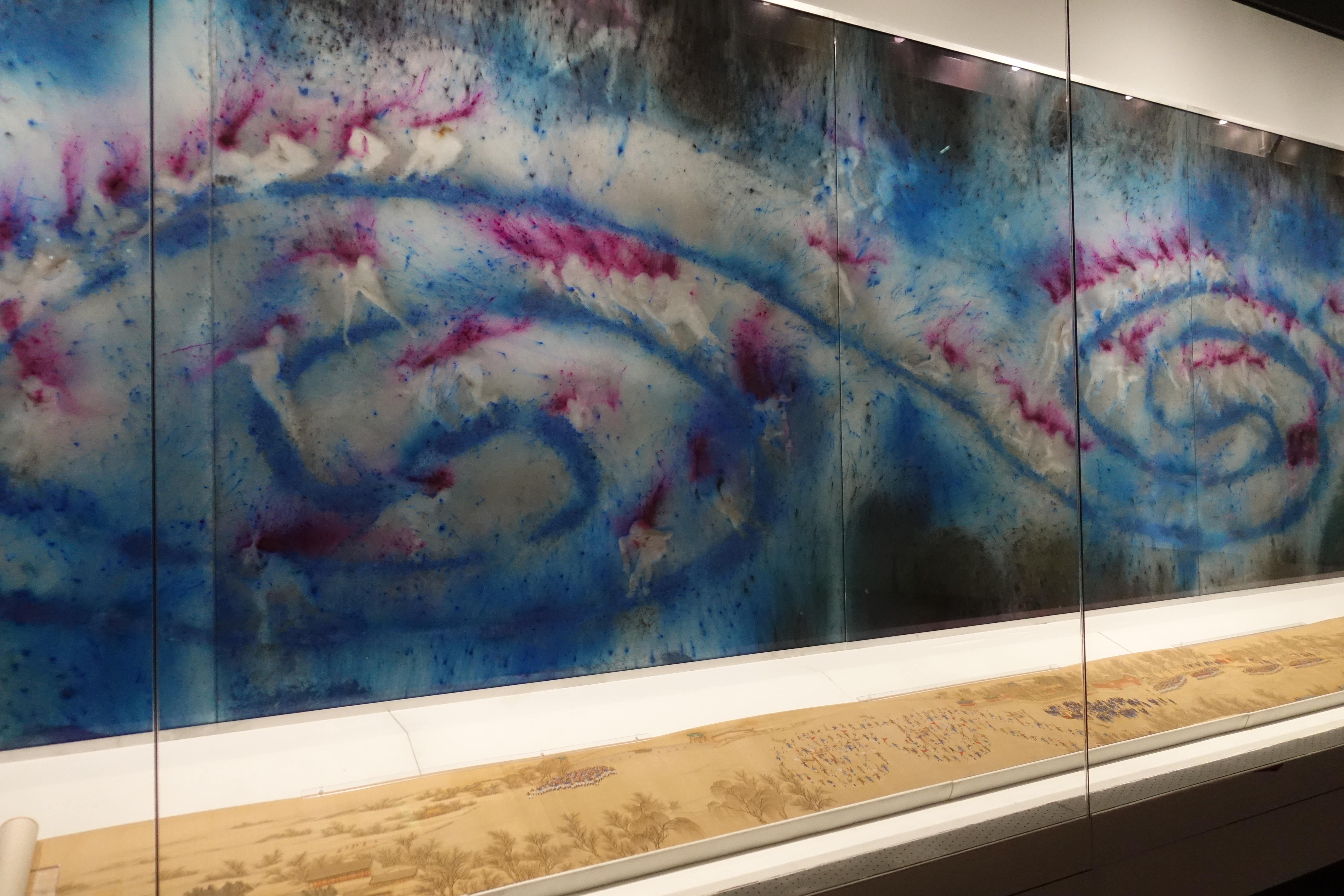 展厅现场，上半部分以故宫博物院馆藏《冰嬉图》为灵感创作的《银河嬉冰》，下图为《冰嬉图》（复制品）