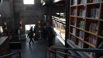 高校將廢棄鍋爐房改造為工業(yè)風圖書館，學生打卡拍照