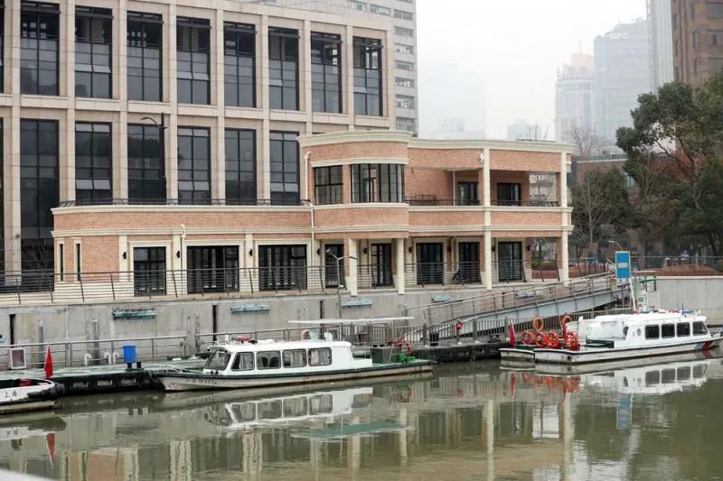 打通上海大厦段断点，开放整体空间，形成“一建筑、一广场、一驳岸、一码头”的码头景观。