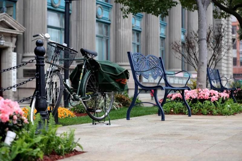 邮政博物馆信使花园段，邮政自行车，报童等艺术装置。