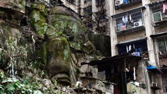 重庆一小区现数米高无头巨佛雕像，居民：原本有头，后遭破坏