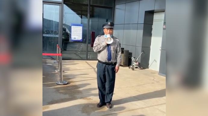 逗笑众人 太原植物园保安用流利本土英语播报注意事项