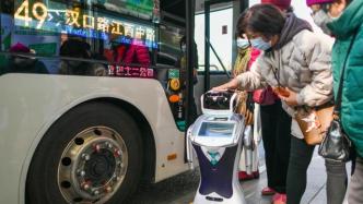 上海公交第一台机器人上岗，拍拍它的脑袋就能告诉你咋乘车