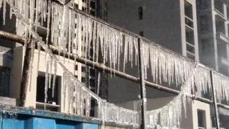 天气降温，郑州一学校门口现百米冰挂路