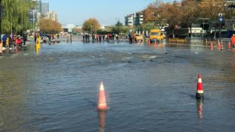 杭州闹市区自来水管破损，路面一度成“汪洋”正抢修