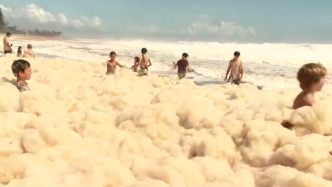 澳大利亚黄金海岸出现现泡沫海浪，高度可将人彻底淹没