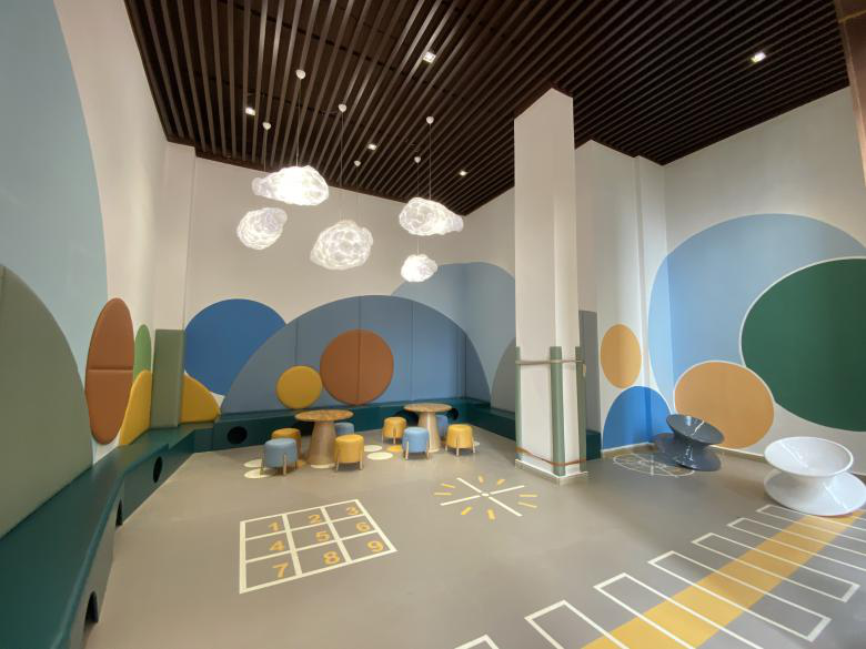 架空层中,打造了创意休息区,棋牌茶歇区,儿童游乐区等不同主题的泛